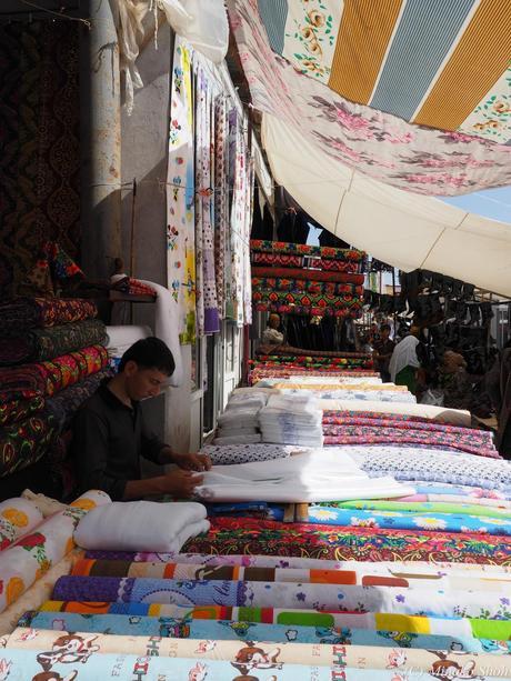 ウルグットバザールで，陽気なウズベク人達に囲まれて / Urgut Bazzar, with friendly Uzbeks.