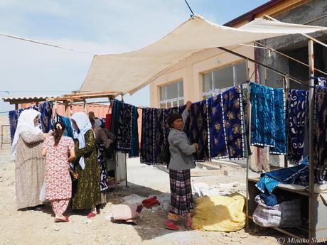 ウルグットバザールで，陽気なウズベク人達に囲まれて / Urgut Bazzar, with friendly Uzbeks.