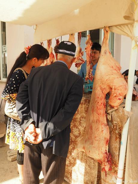 ウルグットバザールで，陽気なウズベク人達に囲まれて / Urgut Bazzar, with friendly Uzbeks.