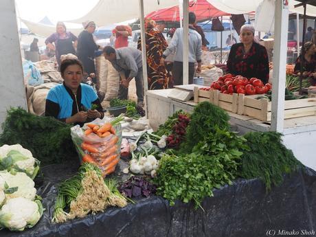 ウルグットバザールで，陽気なウズベク人達に囲まれて / Urgut Bazzar, with friendly Uzbeks.