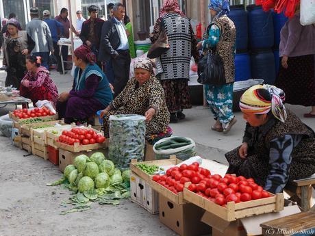 ウルグットバザールで，陽気なウズベク人達に囲まれて / Urgut Bazzar, with friendly Uzbeks.