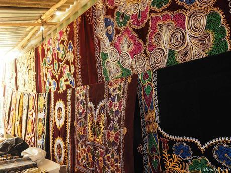 ウルグットバザールで，陽気なウズベク人達に囲まれて / Urgut Bazzar, with friendly Uzbeks.