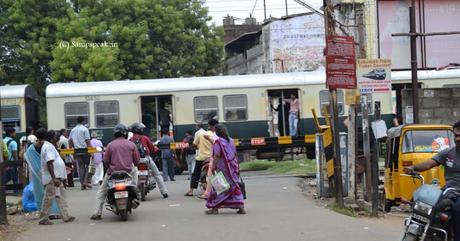 Southern Railway introduces automatic banner flag ~ level Crossings !!