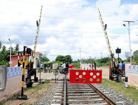 Southern Railway introduces automatic banner flag ~ level Crossings !!