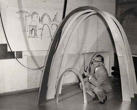 Eero Saarinen with models of the Gateway Arch.