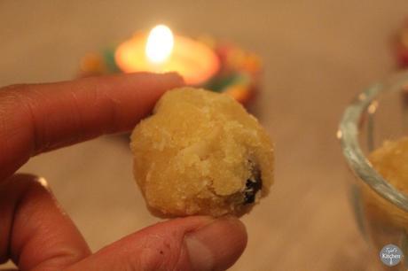 Rava Ladoo (Semolina Fudge) – Diwali Sweets Rava Ladoo (Semolina Fudge) – Diwali Sweets