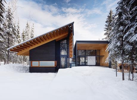 Modern ski weekend home with a Douglas Fir cedar facade