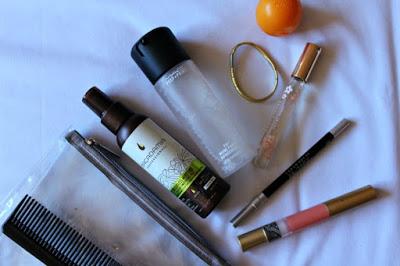 WHAT'S IN MY TRAVEL HANDBAG