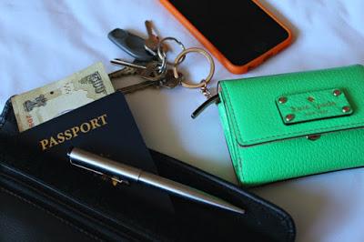 WHAT'S IN MY TRAVEL HANDBAG