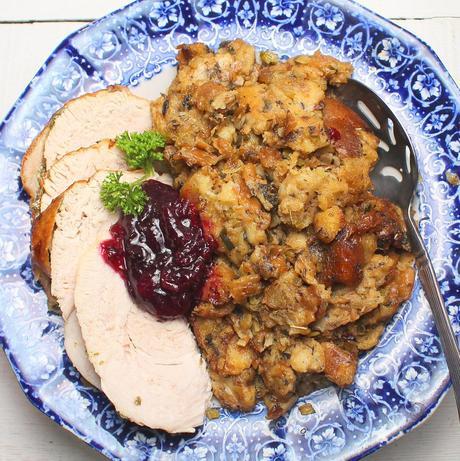Turkey Trimmings: 50 Amazing Thanksgiving Side Dishes Old-Fashioned Bread and Celery Stuffing/Dressing