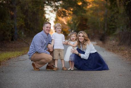 What to wear for fall family photos. Fall family photos in a navy and white color palette-The Samantha Show