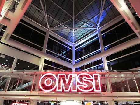 OMSI_entrance_sign_at_night,_Portland,_OR