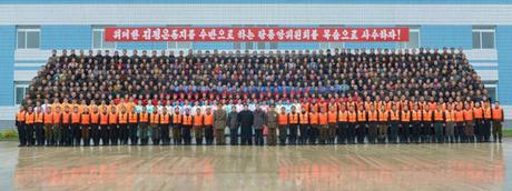 Kim Jong Un poses for a commemorative photograph with managers and employees of the August 25 Fishery Station (Photo: Rodong Sinmun).