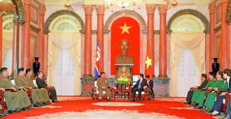 Vietnamese President Trương Tấn Sang (right) talks with Gen. Pak Yong Sik in Hanoi on November 27, 2015 (Photo: Office of the President of Vietnam).