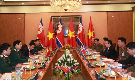 Senior MOD and VPA officials (left) meet with a KPA delegation on November 27, 2015 (Photo: MOD/VNA).