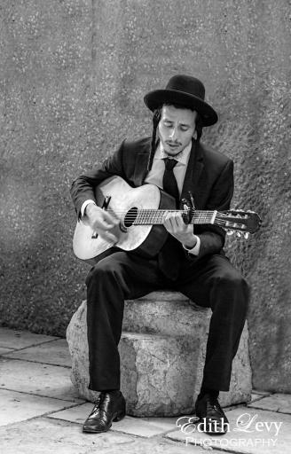 Israel, Jerusalem, The Cardo, musician, guitar, orthodox, guitar player, street photography, black & white