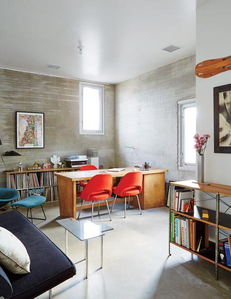 Mondern prefab Chicago live/work space by UrbanLab with eames storage unit by herman miller and knoll chairs in the office with concrete flooring