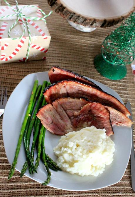 Here's an easy holiday dinner menu: Brown sugar glazed ham, roasted garlic mashed potatoes and sauteed asparagus. Easy, delicious and perfect for any occasion! #ForTheLoveOfHam #ad