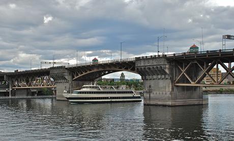 1024px-Burnside_Bridge_(north_side)_with_Portland_Spirit_passing_under