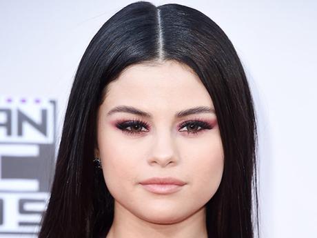 selena gomez colored contact lenses at ama award