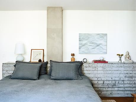 São Paulo apartment bedroom with concrete headboard