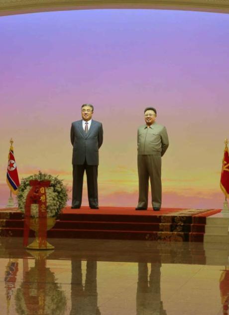 Statues of Kim Il Sung and Kim Jong Il at Ku'msusan (Photo: Rodong Sinmun).