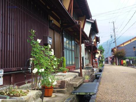 清流に心洗われる郡上八幡 / Gujo Hachiman, with pristine waterways.