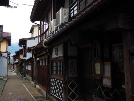 清流に心洗われる郡上八幡 / Gujo Hachiman, with pristine waterways.