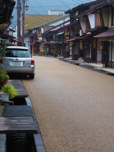 清流に心洗われる郡上八幡 / Gujo Hachiman, with pristine waterways.