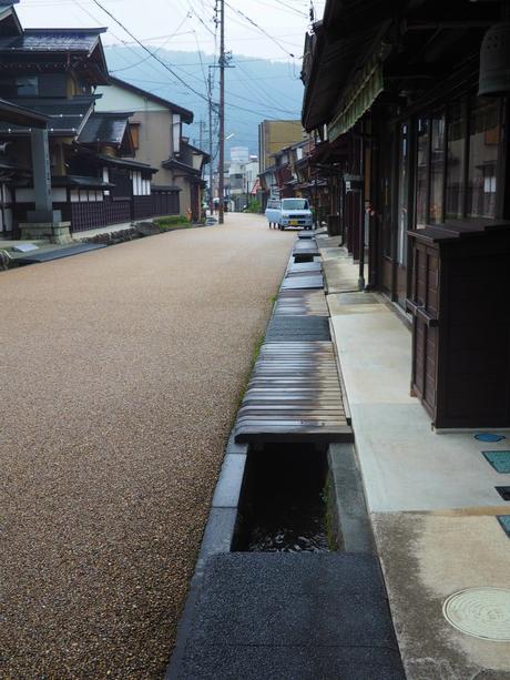 清流に心洗われる郡上八幡 / Gujo Hachiman, with pristine waterways.