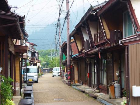 清流に心洗われる郡上八幡 / Gujo Hachiman, with pristine waterways.