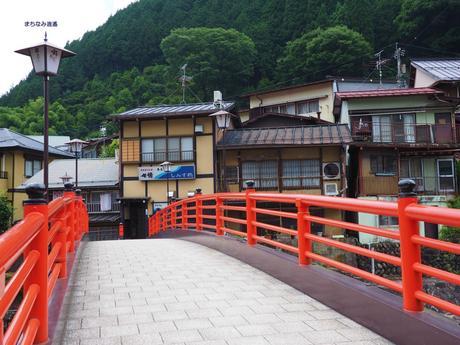 清流に心洗われる郡上八幡 / Gujo Hachiman, with pristine waterways.
