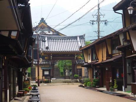 清流に心洗われる郡上八幡 / Gujo Hachiman, with pristine waterways.