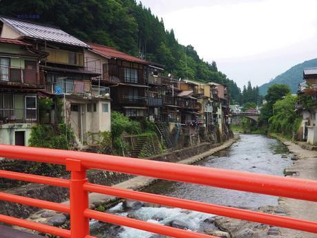 清流に心洗われる郡上八幡 / Gujo Hachiman, with pristine waterways.