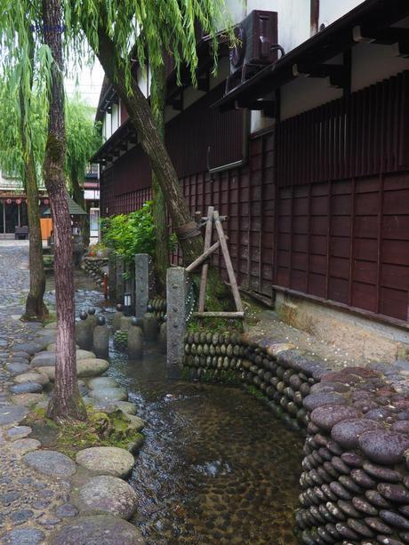 清流に心洗われる郡上八幡 / Gujo Hachiman, with pristine waterways.