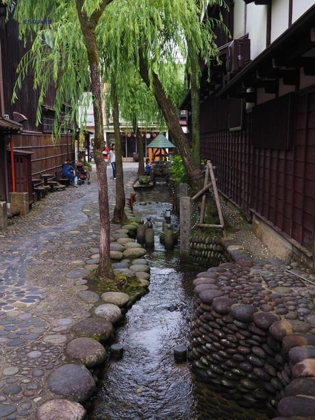 清流に心洗われる郡上八幡 / Gujo Hachiman, with pristine waterways.