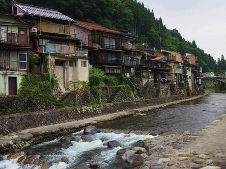 清流に心洗われる郡上八幡 / Gujo Hachiman, with pristine waterways.
