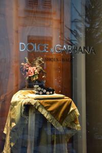 Decorazioni e shopping nel quadrilatero della moda. Decorations and shopping in the fashion district ( Milan)