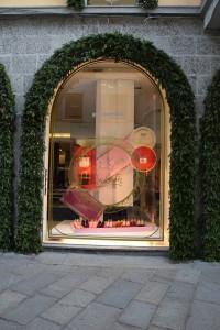 Decorazioni e shopping nel quadrilatero della moda. Decorations and shopping in the fashion district ( Milan)
