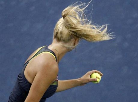 Caroline Wozniacki of Denmark gets set to serve in the wind to Dominika Cibulkova of Slovakia during the U.S. Open tennis tournament in New York September 8, 2010. REUTERS/Kevin Lamarque (UNITED STATES - Tags: SPORT TENNIS)