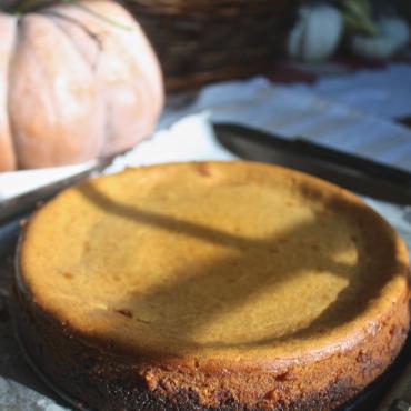 Pumpkin Cheesecake with Gingerbread Cookie Crust