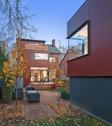 Town house and guest house in Toronto with a Parklex facade