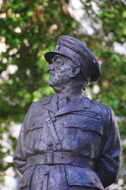 The DC5 No.1: #London Statues