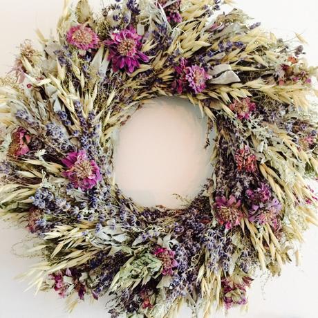 Dried flower wreaths can break the monotony on the walls of square and rectangular pictures.
