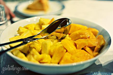 Portuguese New Year table: pineapple and mango