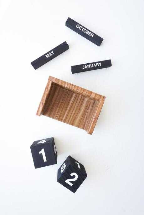 Flip Clock Style Calendar for your Desk| Francois et Moi #diy