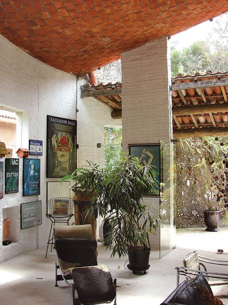 A small guesthouse designed by Lina Bo Bardi in 1964 for the Cirell House in São Paulo.