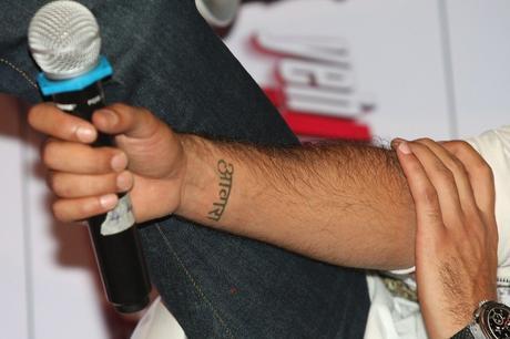 Ranbir Kapoor flaunting his AWAARA tattoo