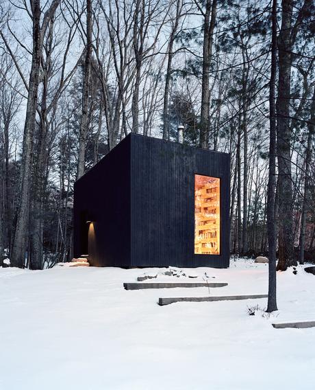 Cedar-clad guesthouse in upstate New York
