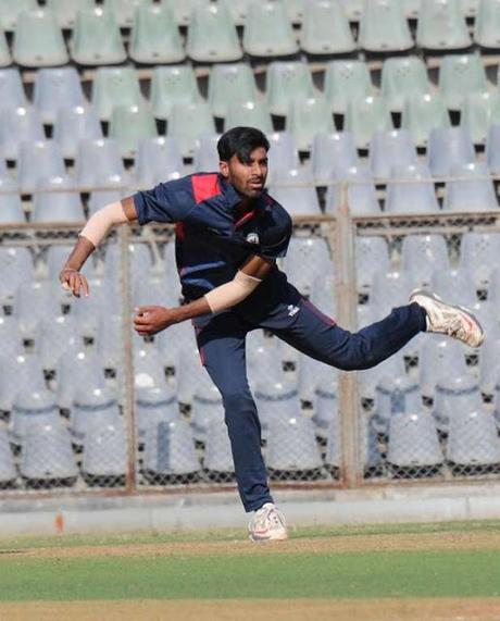 Akshay Karnewar of Vidarbha bowls left handed and right handed !!